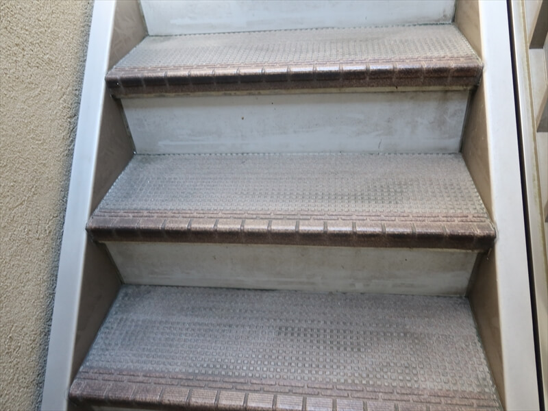 階段のタキステップというシートは凸凹部分がすり減っていました。
